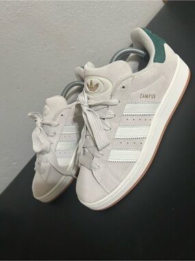 NEW Adidas  Campus Suede Sneakers in Off-White with Green Heel Tab size 9